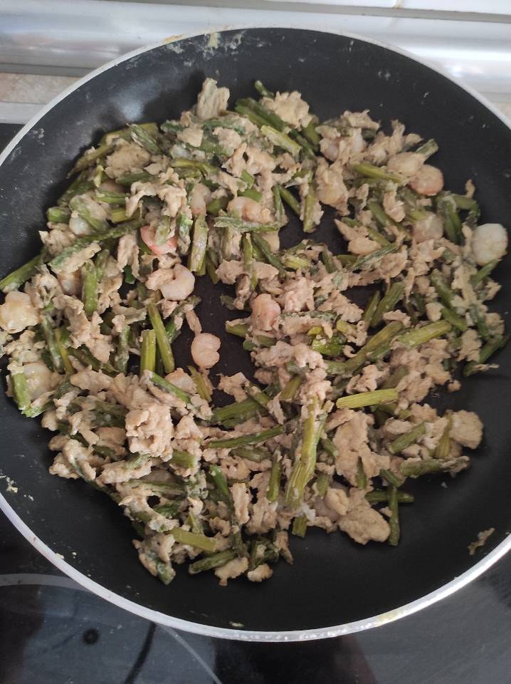 Revuelto de espárragos y gambas Revuelto de espárragos y gambas