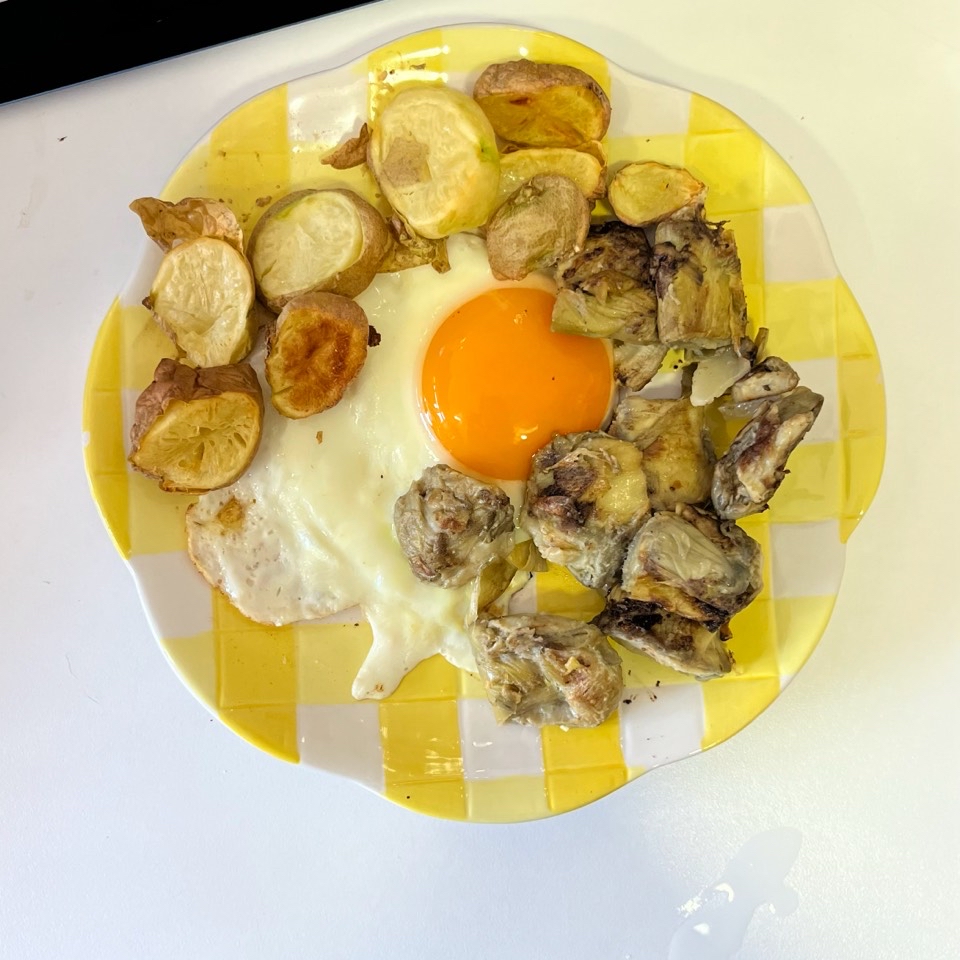 Huevos rotos con alcachofas 🍳🍟