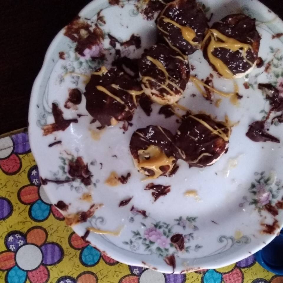 Bombones de banana rellenos de pasta de maní.