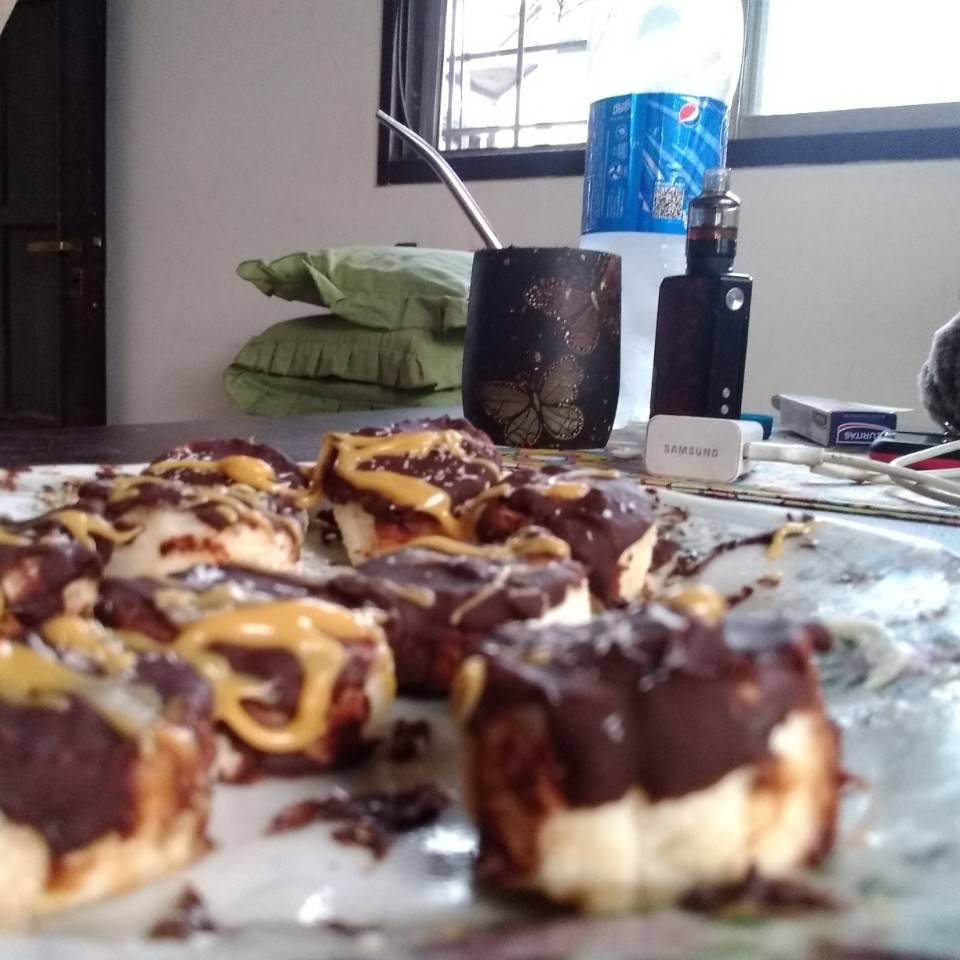 Bombones de banana rellenos de pasta de maní.