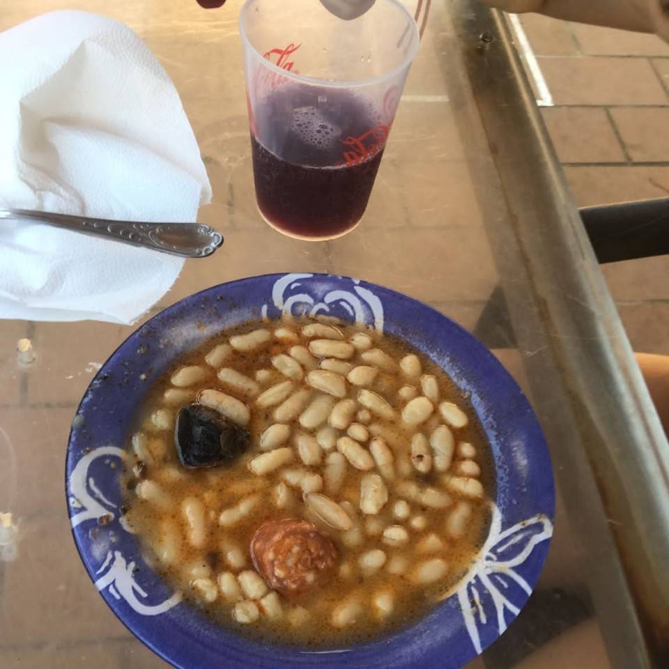 3 huevos, cebolla picada y tomate picado, se puede hace como tortilla a la francesa o picadillo ya ahí el gusto y con pan integral queda deli 3 huevos, cebolla picada y tomate picado, se puede hace como tortilla a la francesa o picadillo ya ahí el gusto y con pan integral queda deli