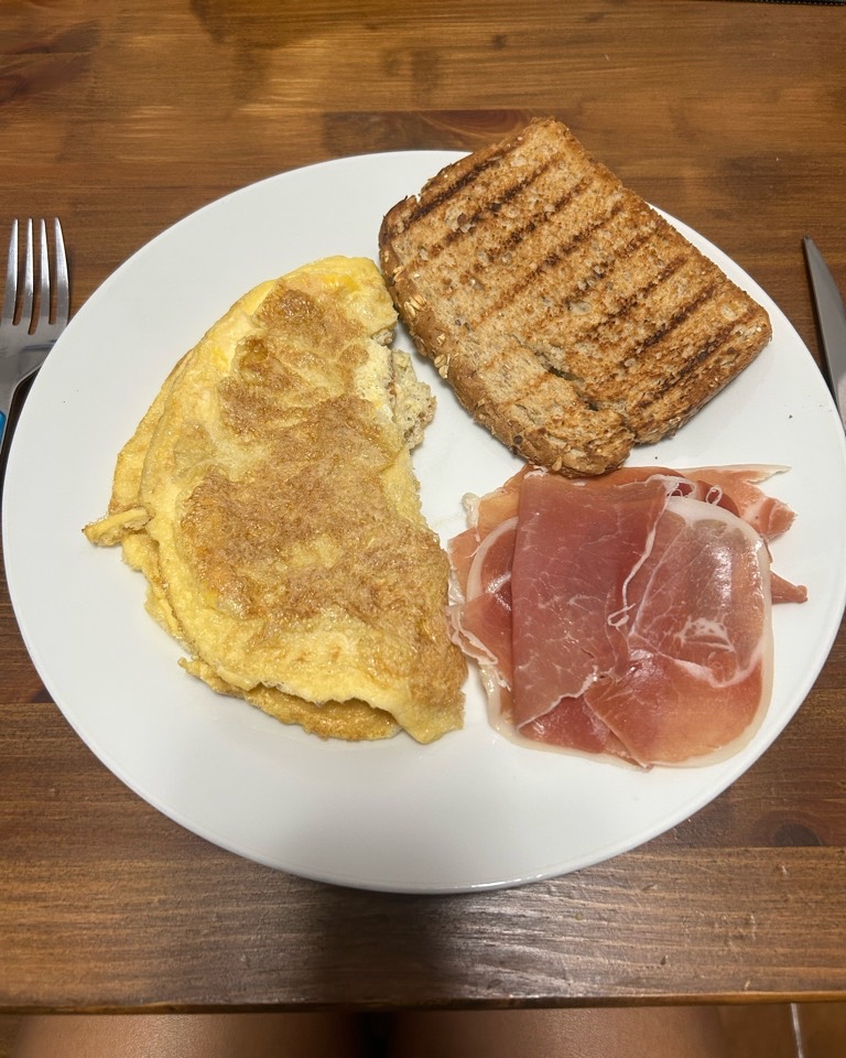 Tostada con tortilla francesa y jamón serrano Tostada con tortilla francesa y jamón serrano