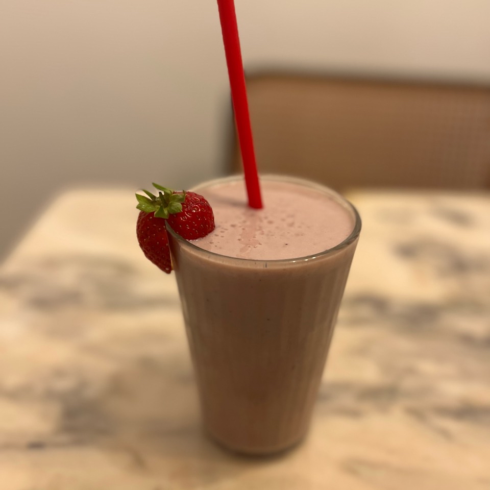Batido de fresas, arándanos y plátano