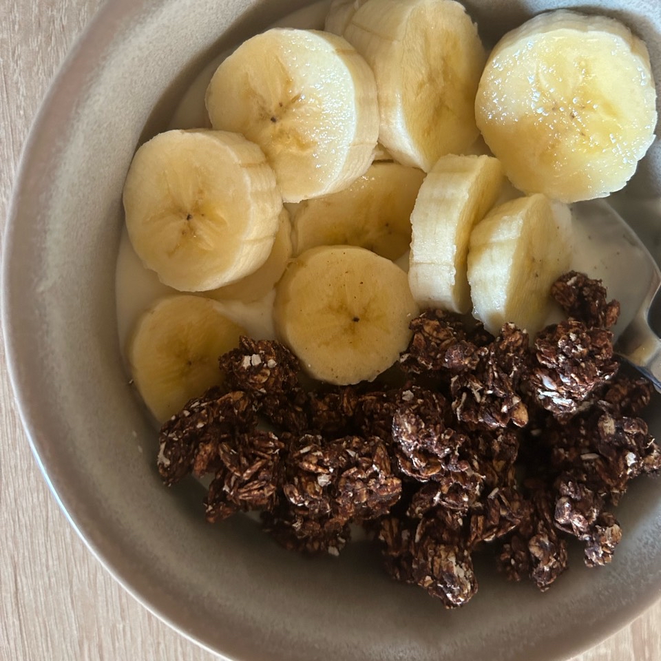 Bol de yogur con plátano y granola de chocolate