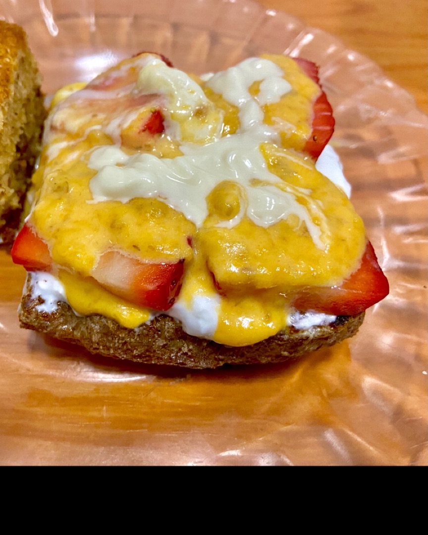 Tostada francesa con yogur, fresas y glaseado de calabaza Tostada francesa con yogur, fresas y glaseado de calabaza