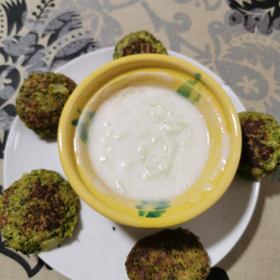 Medallones de brócoli con tzatziki Medallones de brócoli con tzatziki