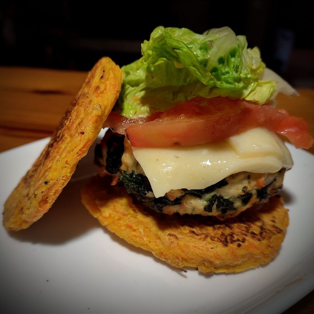 Hamburguesa de pollo y espinacas con complementos vegetales