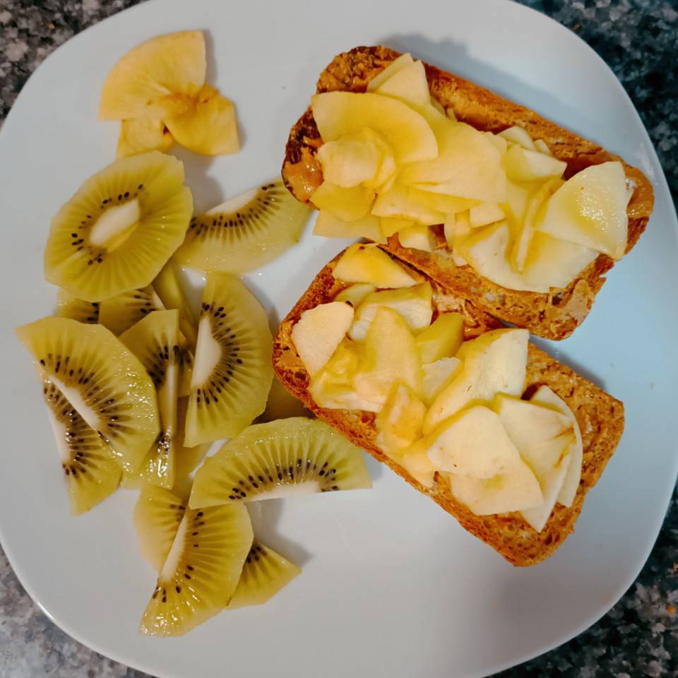 Tostadas con crema de cacahuate y manzana asada 馃崕馃 Tostadas con crema de cacahuate y manzana asada 馃崕馃