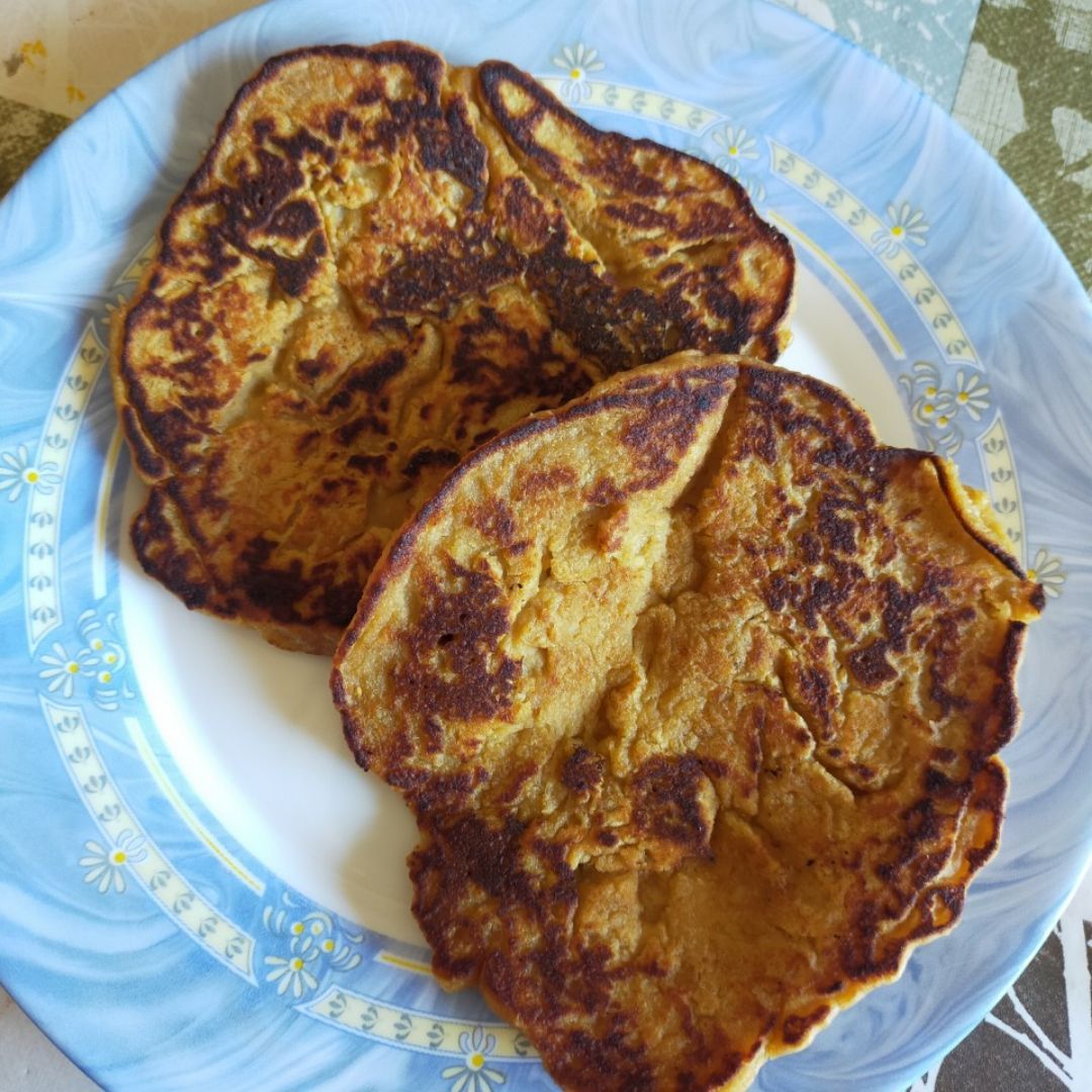 Tortitas de plátano, avena, almendras y crema de cacahuate.