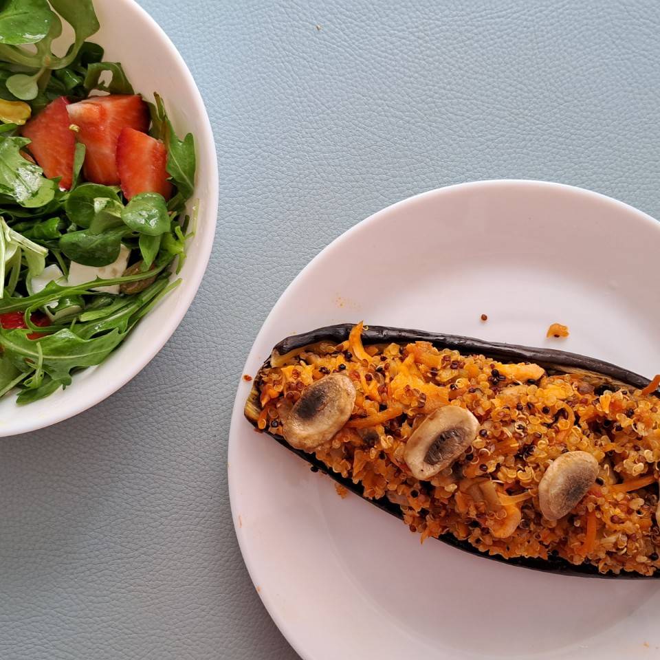 Berenjena rellena con quinoa, verduras y salmón 