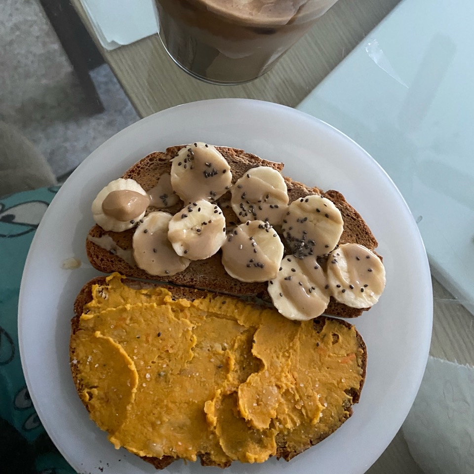 Tostada de plátano y tahini y tostada de hummus