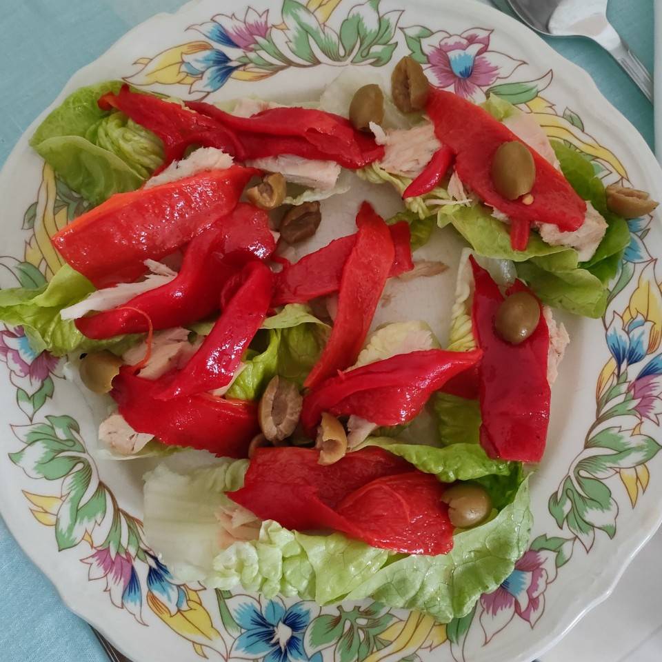 Cogollos con bonito, pimiento rojo y aceitunas Cogollos con bonito, pimiento rojo y aceitunas