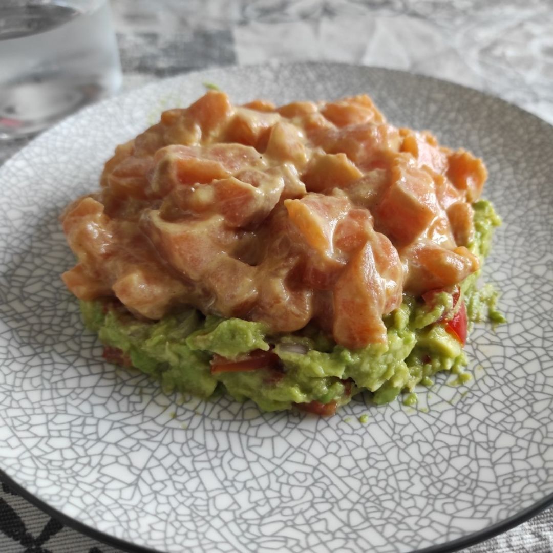 Tartar de salmón con guacamole