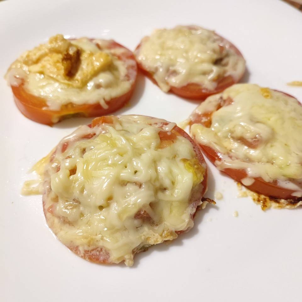 Minipizzas de tomate, huevo y atún 