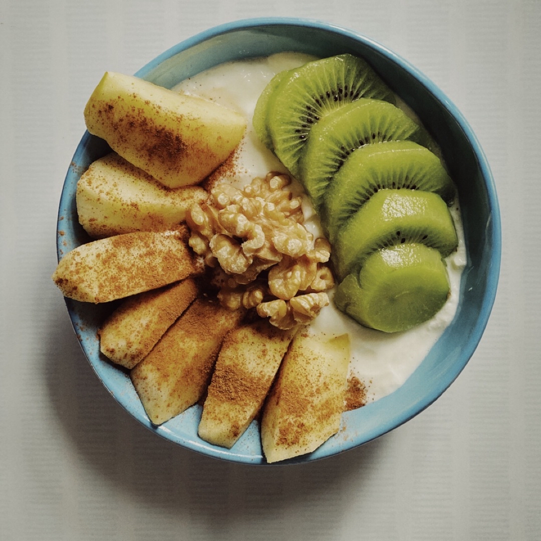 Yogur con fruta y nueces