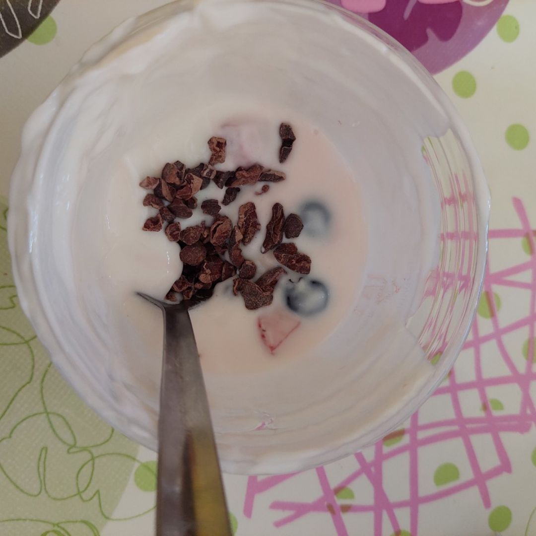 Yogur griego natural con frutas y trozos de chocolate Yogur griego natural con frutas y trozos de chocolate