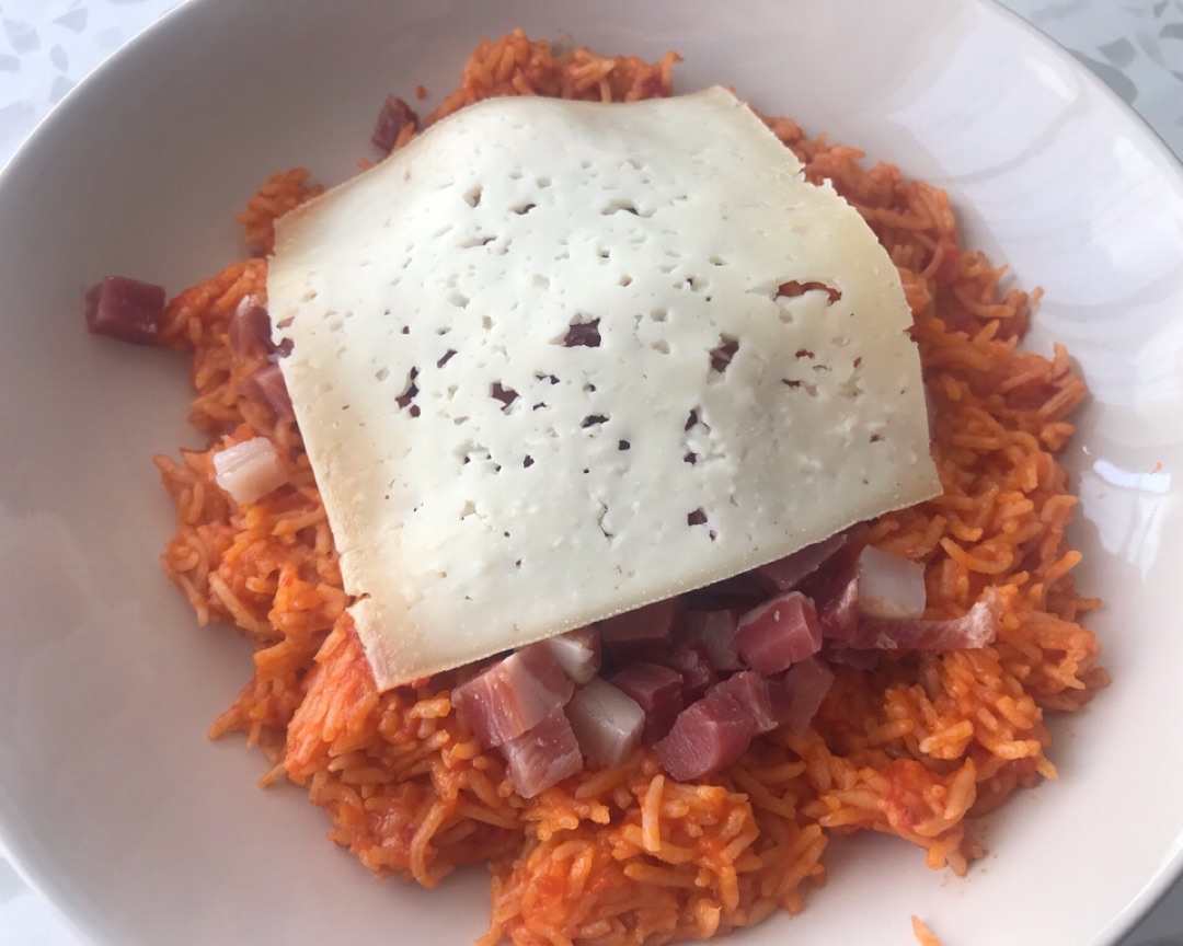 Arroz basmati con tomate frito, jamón serrano y queso havarti Arroz basmati con tomate frito, jamón serrano y queso havarti