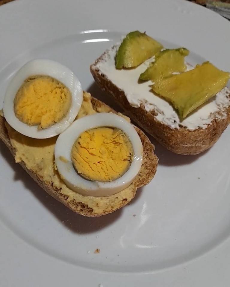 Tostadas con hummus y queso 🥑🥚