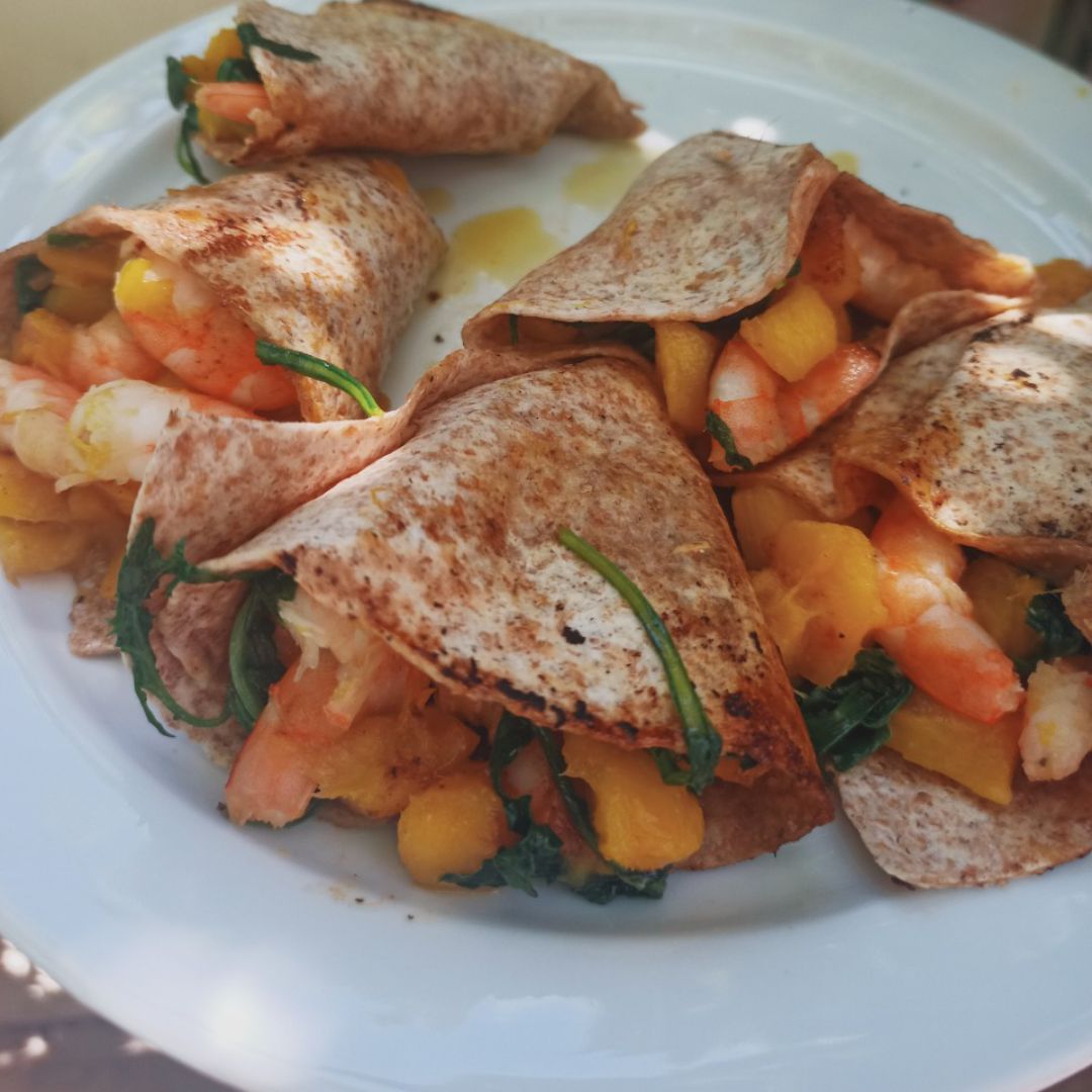 WRAP DE GAMBAS, RÚCULA Y MANGO WRAP DE GAMBAS, RÚCULA Y MANGO