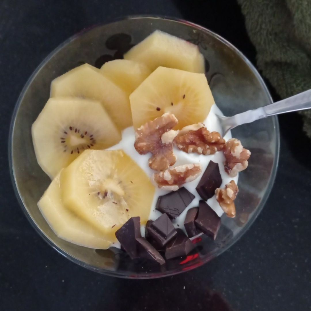 Yogur con chocolate y kiwi