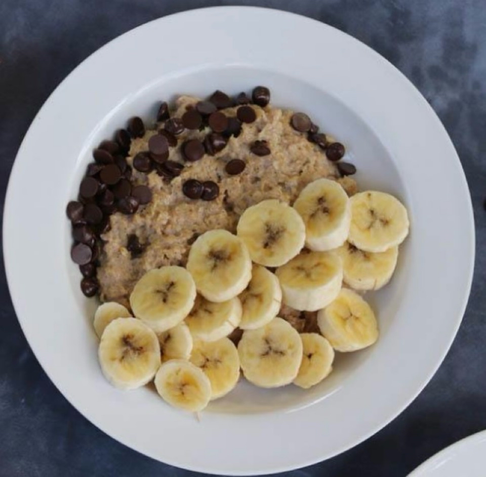 Avena y fruta para desayunar Avena y fruta para desayunar