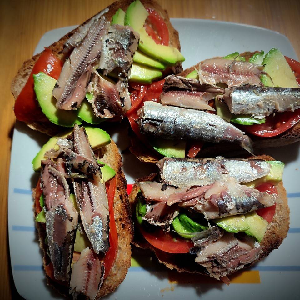 Tostada de sardinas, tomate y aguacate Tostada de sardinas, tomate y aguacate