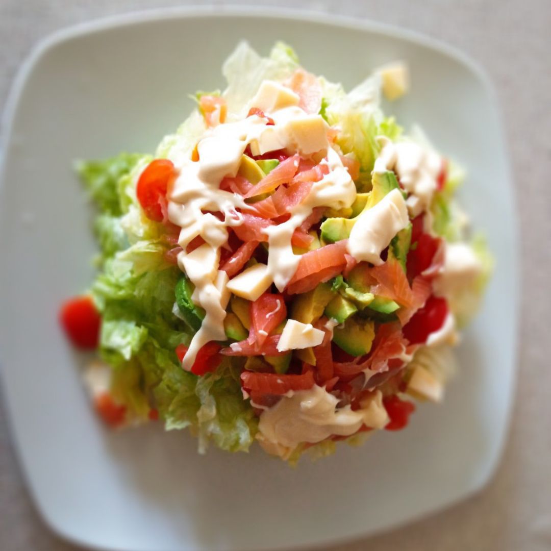 Ensalada de salmón ahumado, aguacate, tomate... Ensalada de salmón ahumado, aguacate, tomate...