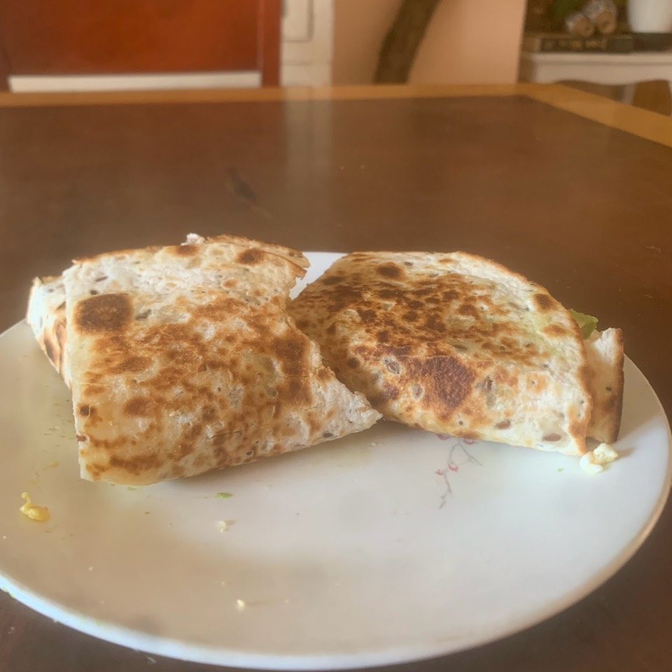 Tortitas con aguacate, huevo revuelto y queso de cabra fresco