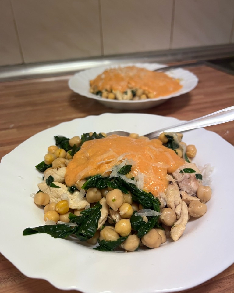 Garbanzos con salsa de tomate y espinacas. 
