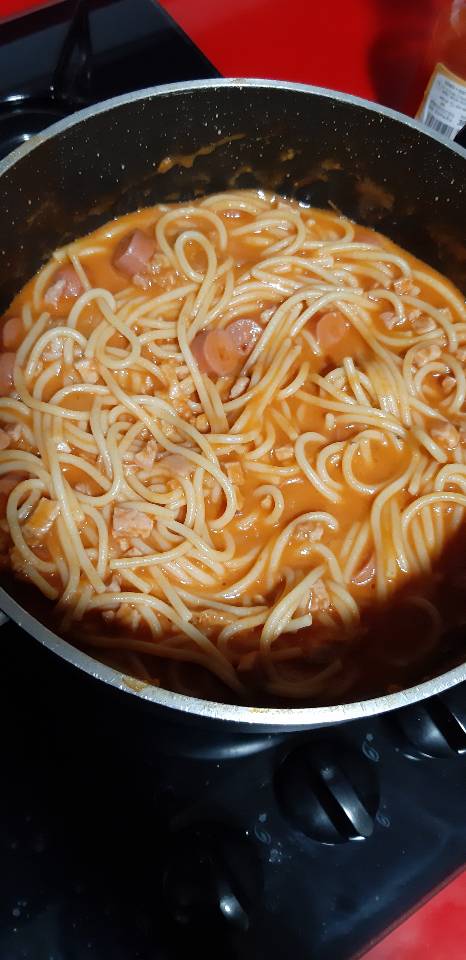 Pasta con carne, salchicha y tomate Pasta con carne, salchicha y tomate