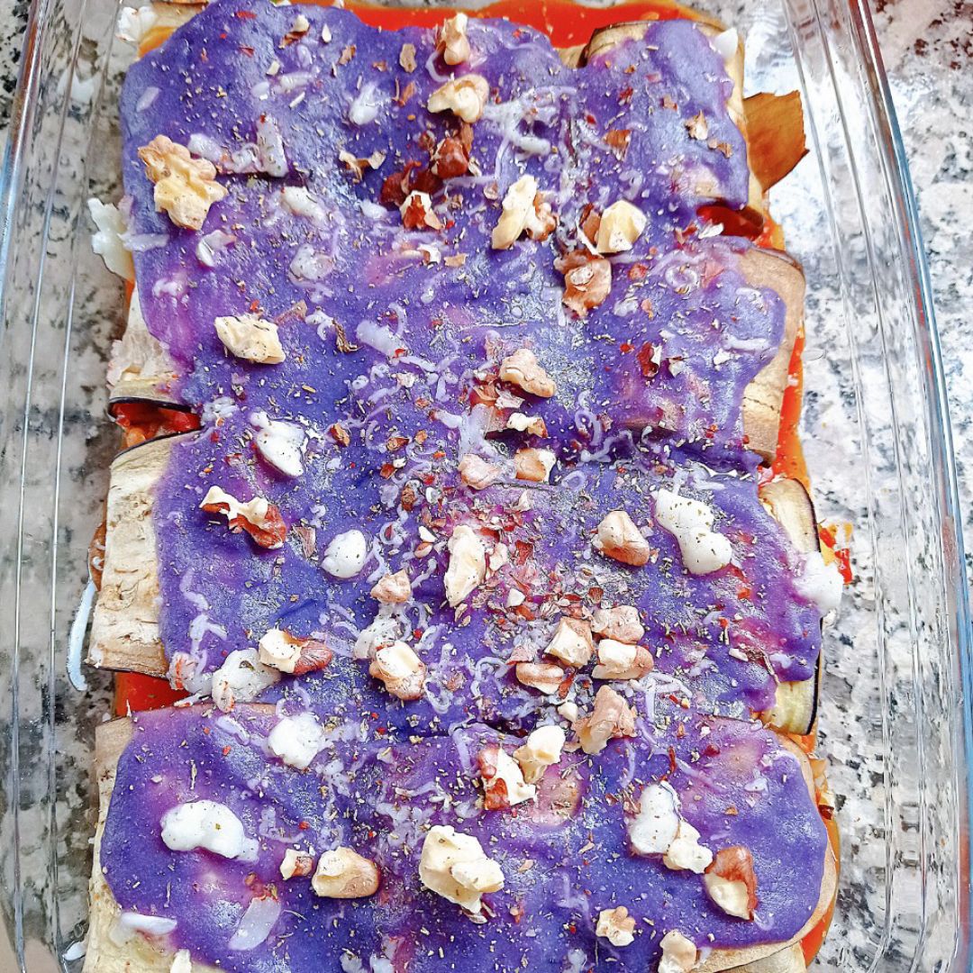 Rollitos de 🍆 rellenos de boloñesa de lentejas 🍅 seco 🧀 y bechamel de lombarda 💜 Rollitos de 🍆 rellenos de boloñesa de lentejas 🍅 seco 🧀 y bechamel de lombarda 💜