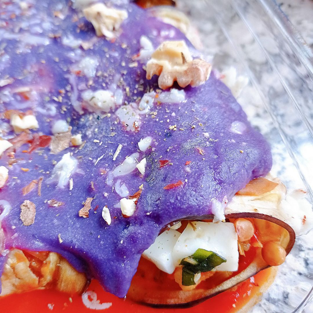 Rollitos de 🍆 rellenos de boloñesa de lentejas 🍅 seco 🧀 y bechamel de lombarda 💜 Paso 4 Rollitos de 🍆 rellenos de boloñesa de lentejas 🍅 seco 🧀 y bechamel de lombarda 💜 Paso 4