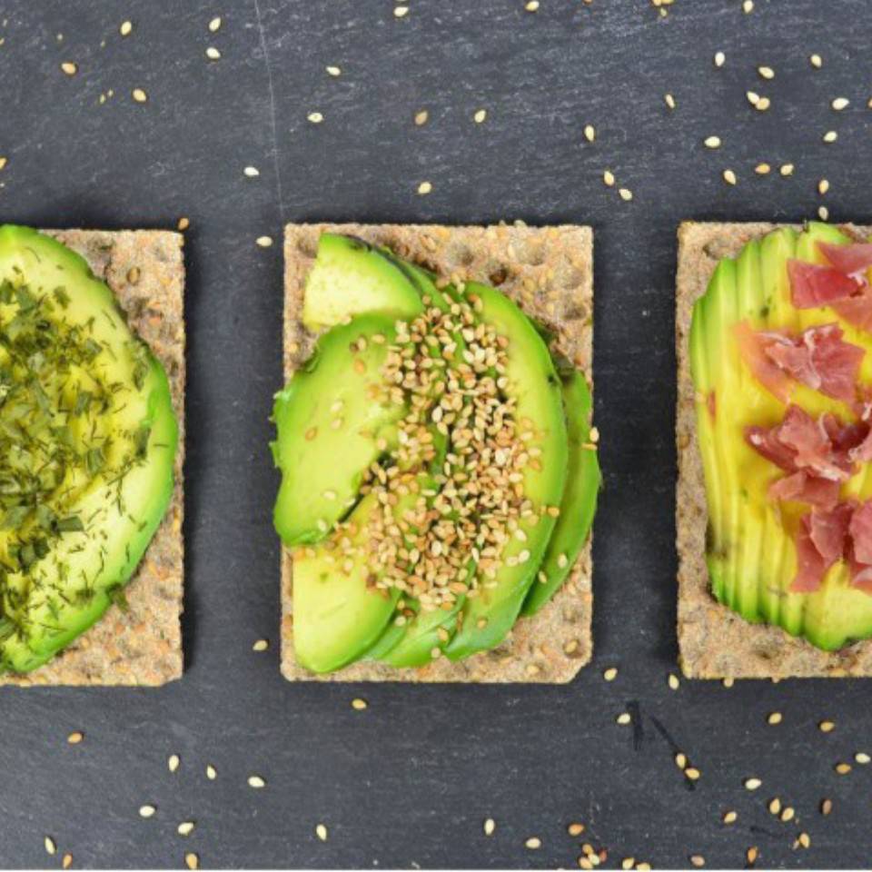Tostadas de sésamo y fibra con aguacate Tostadas de sésamo y fibra con aguacate