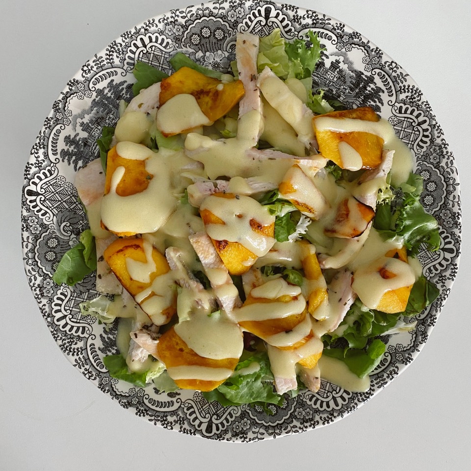 Ensalada de pollo y melocotón con salsa miel-mostaza Ensalada de pollo y melocotón con salsa miel-mostaza