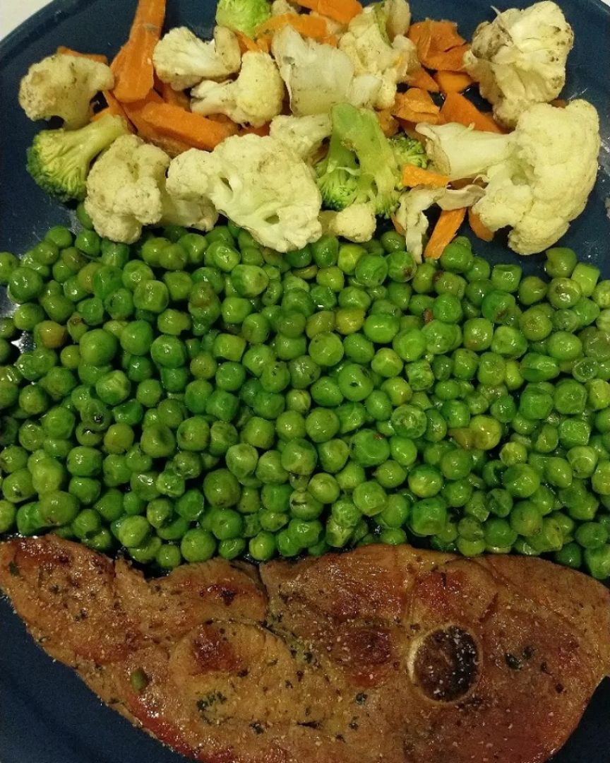 Chuleta de pavo marinada con guisantes, coliflor, zanahoria y br贸coli 馃挭馃徎 Chuleta de pavo marinada con guisantes, coliflor, zanahoria y br贸coli 馃挭馃徎