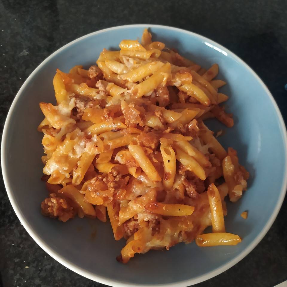 Macarrones con tomate cebolla y mozarrella rallada