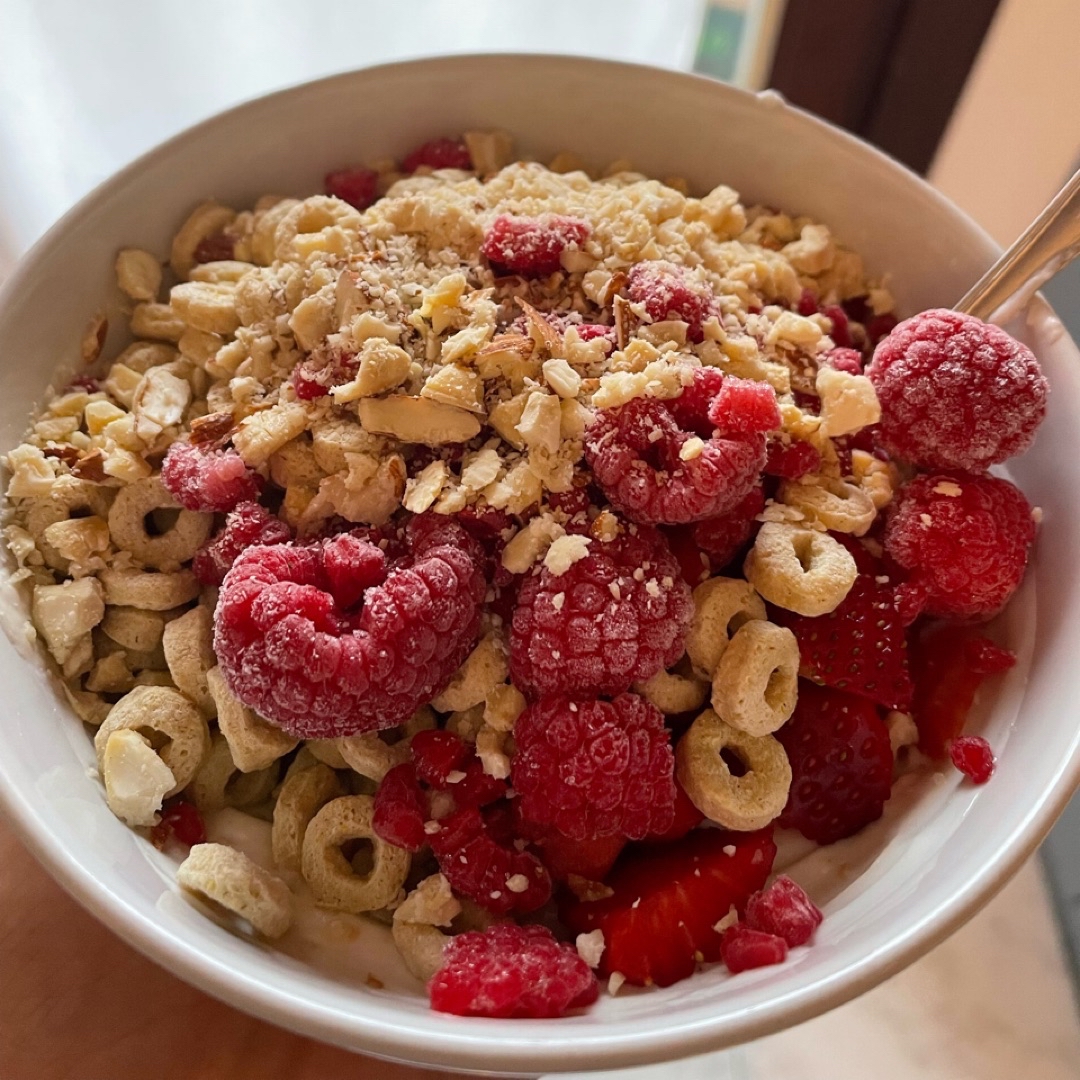 Yogur con fruta, cereales y frutos secos