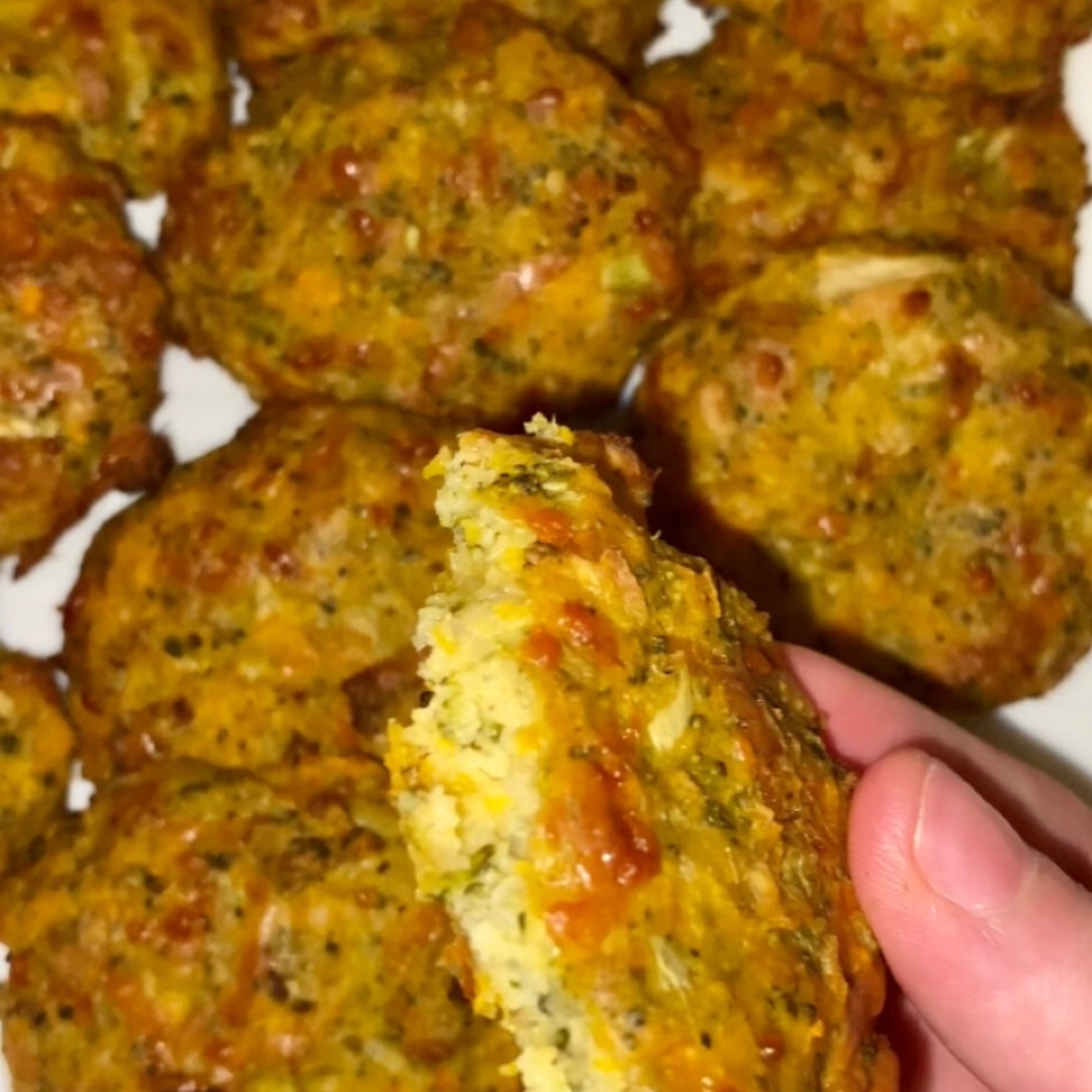 Bocados de verdura con harina de quinoa y queso emmental.