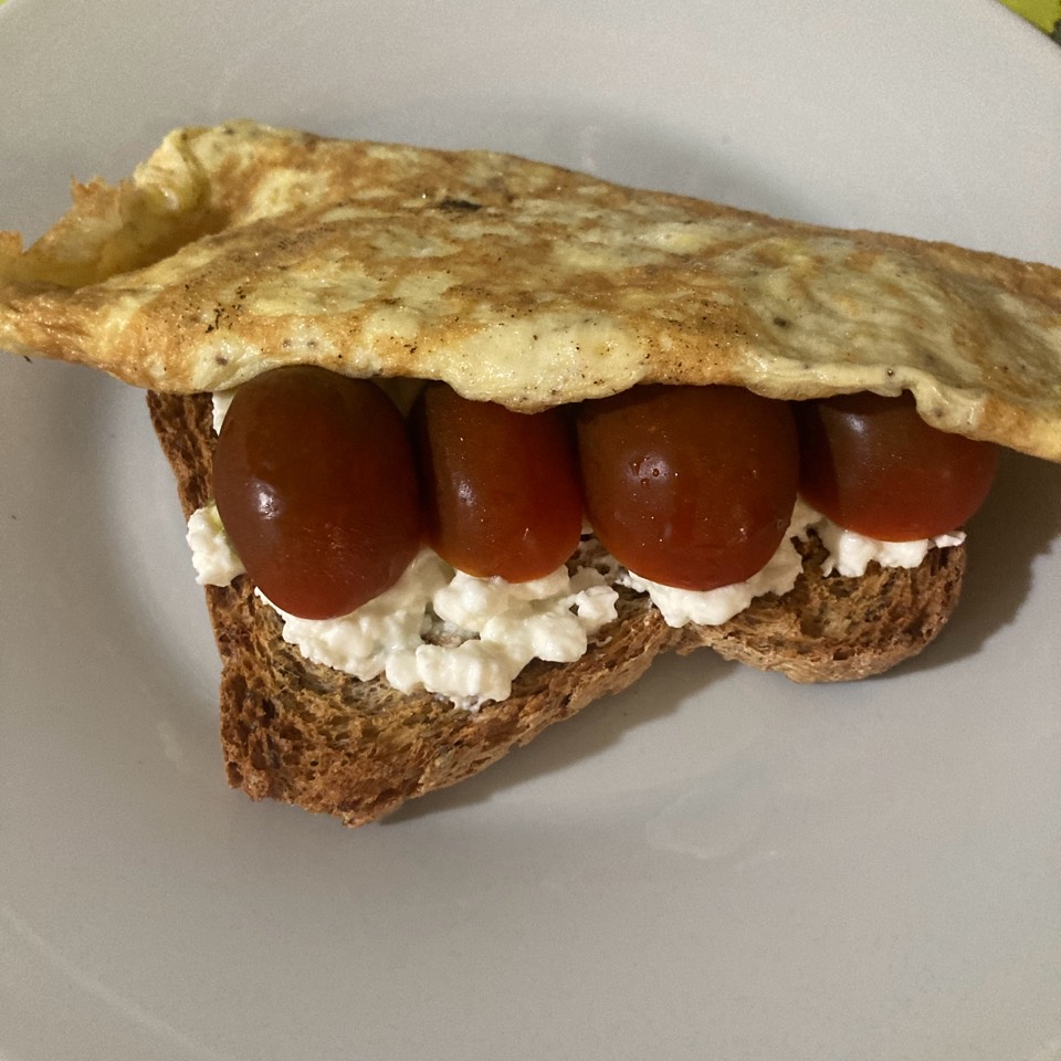 Tostada integral con queso cottage, tomate y tortilla