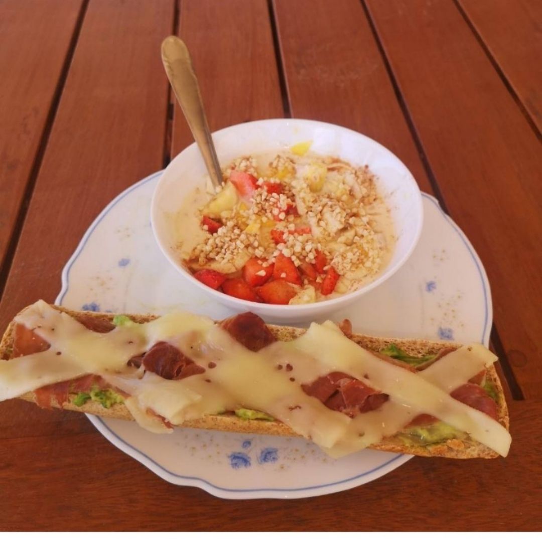 Tostada con bowl de yogurt y frutas