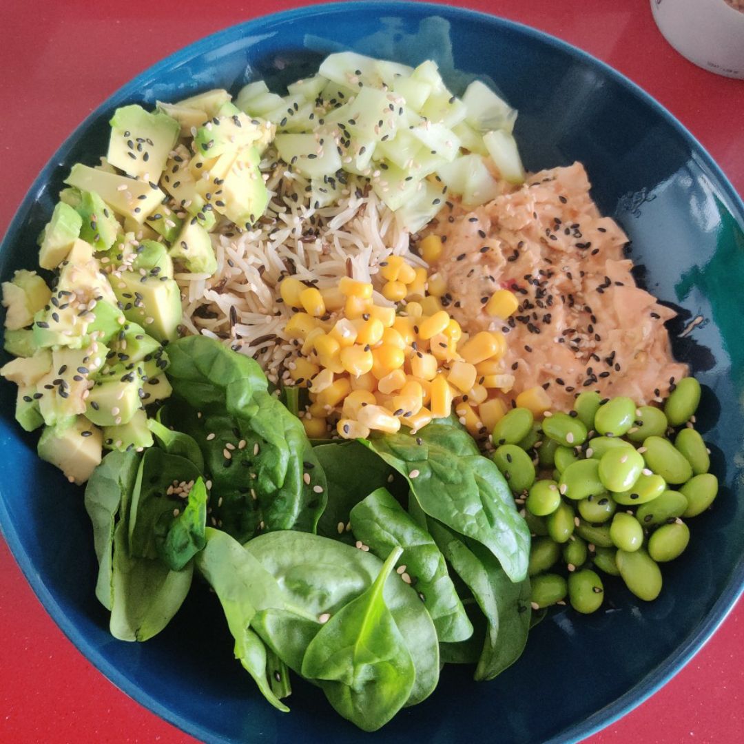 Bowl de salmón con espinacas y arroz Bowl de salmón con espinacas y arroz