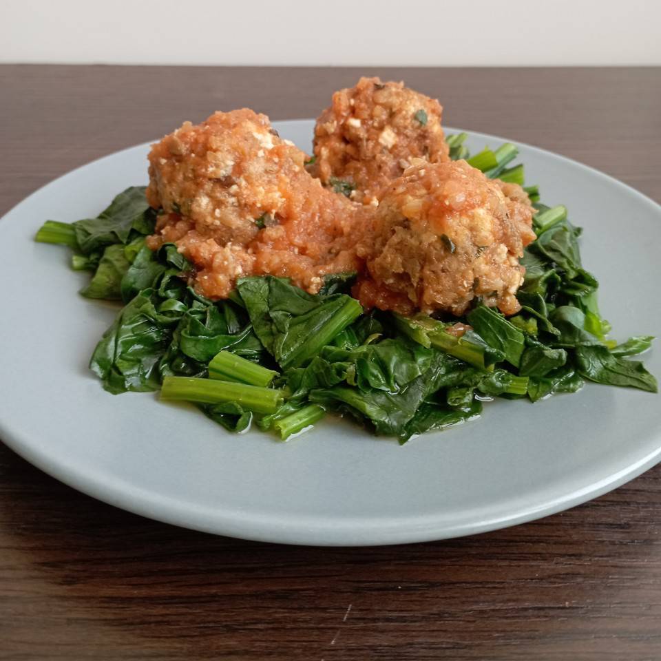 Albóndigas de berenjena en salsa de tomate.
