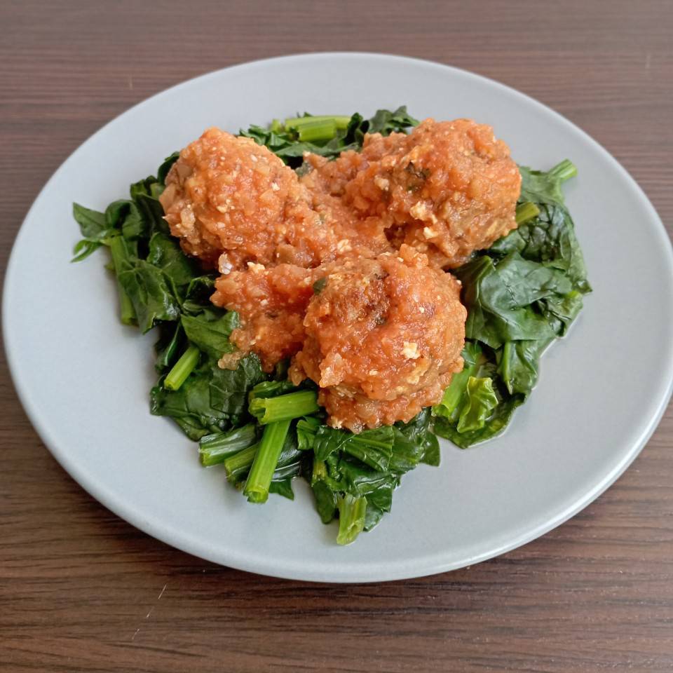 Albóndigas de berenjena en salsa de tomate.