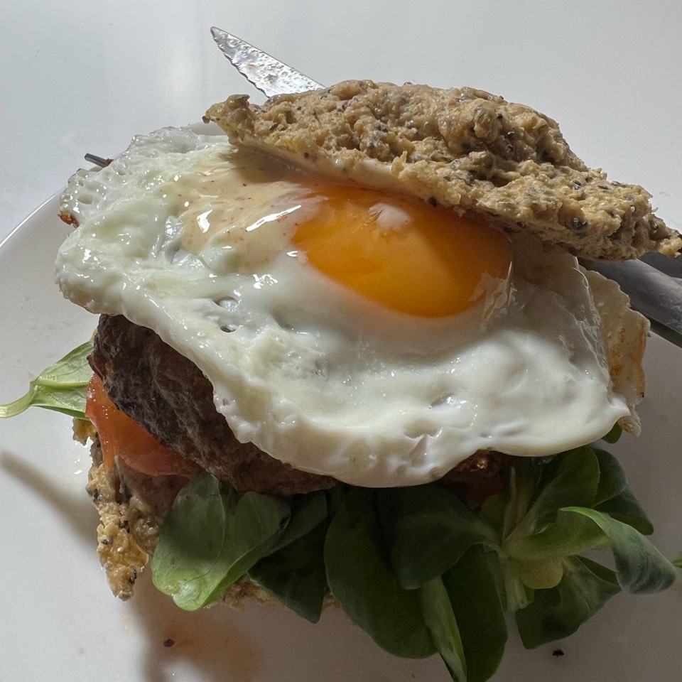 Hamburguesa de carne con pan de avena 