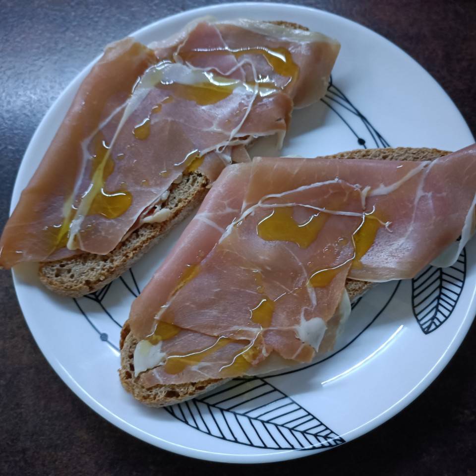 2 tostadas de pan integral con jamón y aove. 2 tostadas de pan integral con jamón y aove.