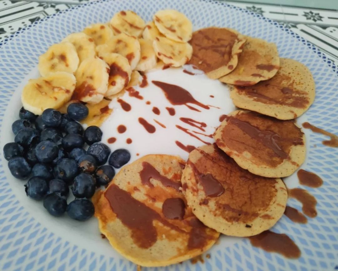Tortitas de manzana con yogurt y frutas 