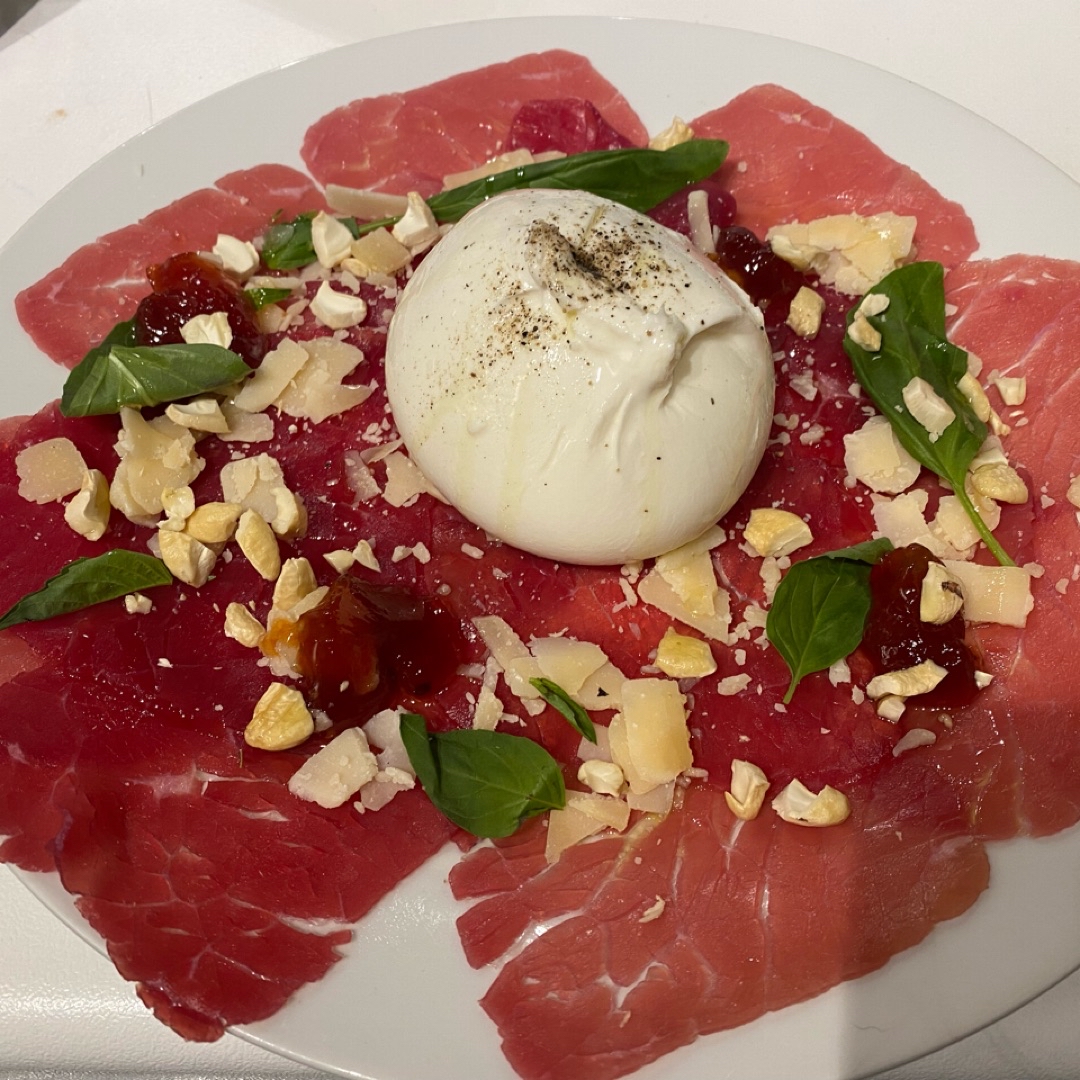 Carpaccio vacuno con burrata 
