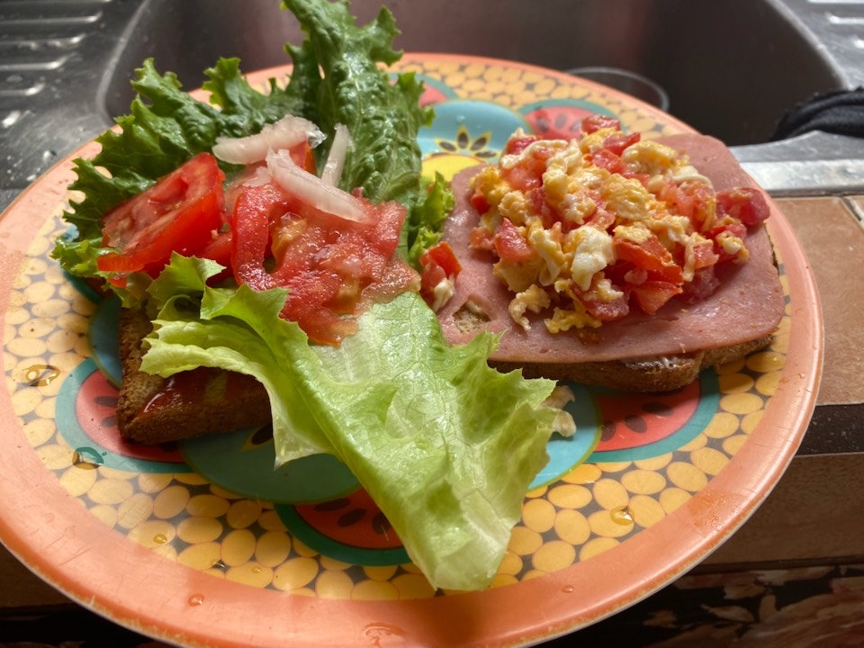 Sandwich de tomate lechuga huevo revuelto con tomate jam贸n y salsa de tomate Sandwich de tomate lechuga huevo revuelto con tomate jam贸n y salsa de tomate