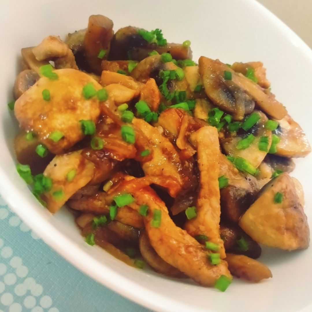 Salteado de champiñones y lomo Salteado de champiñones y lomo