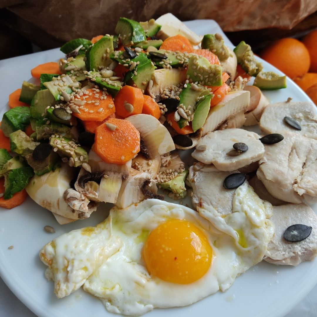 Ensalada de champiñones pollo y huevo Ensalada de champiñones pollo y huevo